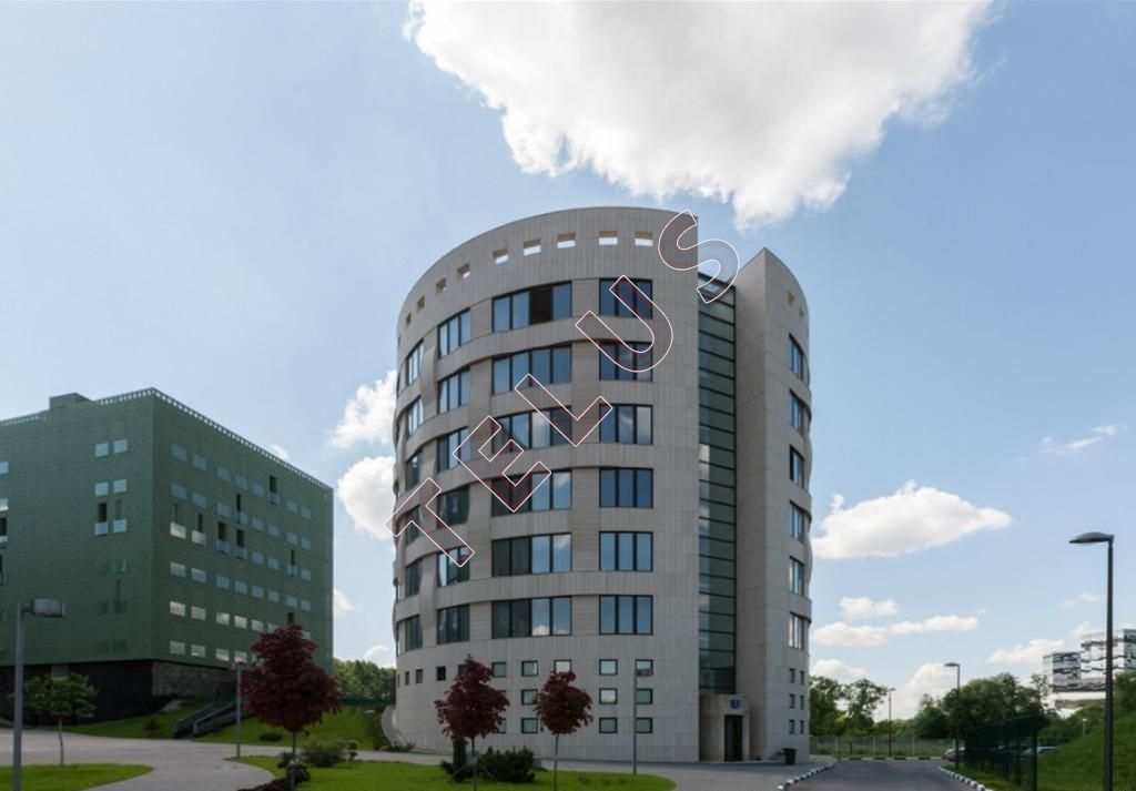 Два офисных помещения, площадью 240 м  + 130 м кв.м. в ЖК "Грюнвальд".   Готовый ремонт.  ...