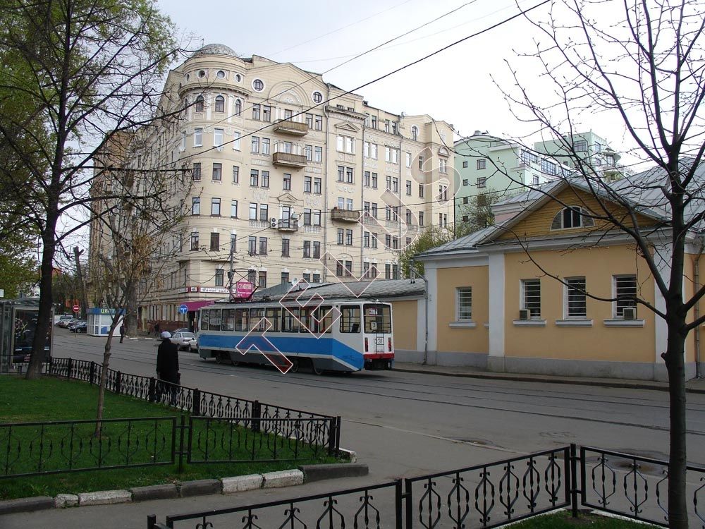 Продается комплекс из трех  зданий в центре Москвы на пересечении Климентовского переулка и улицы Новокузнецкой со своей территорией. Участок офо...