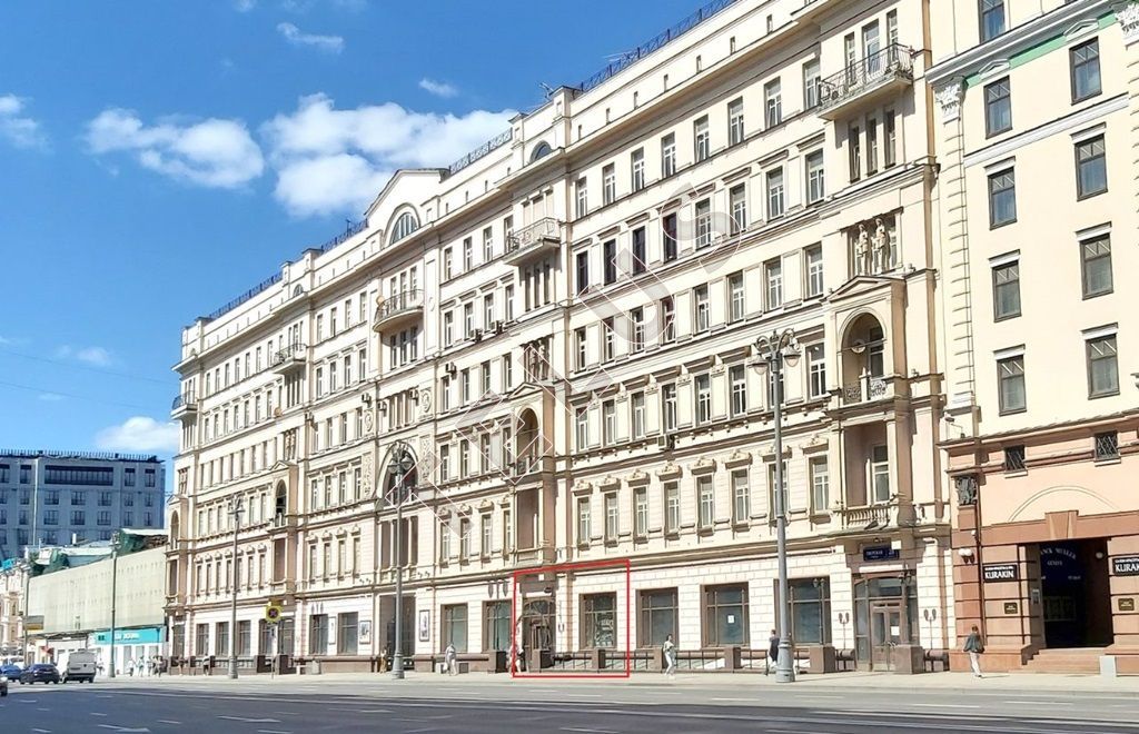 Торговые, офисные и вспомогательные помещения  в здании на Тверской улице обше�...