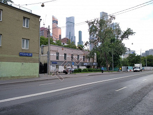 Здание в центральном административном округе, в Шмитовском переулке, в шаговой до...