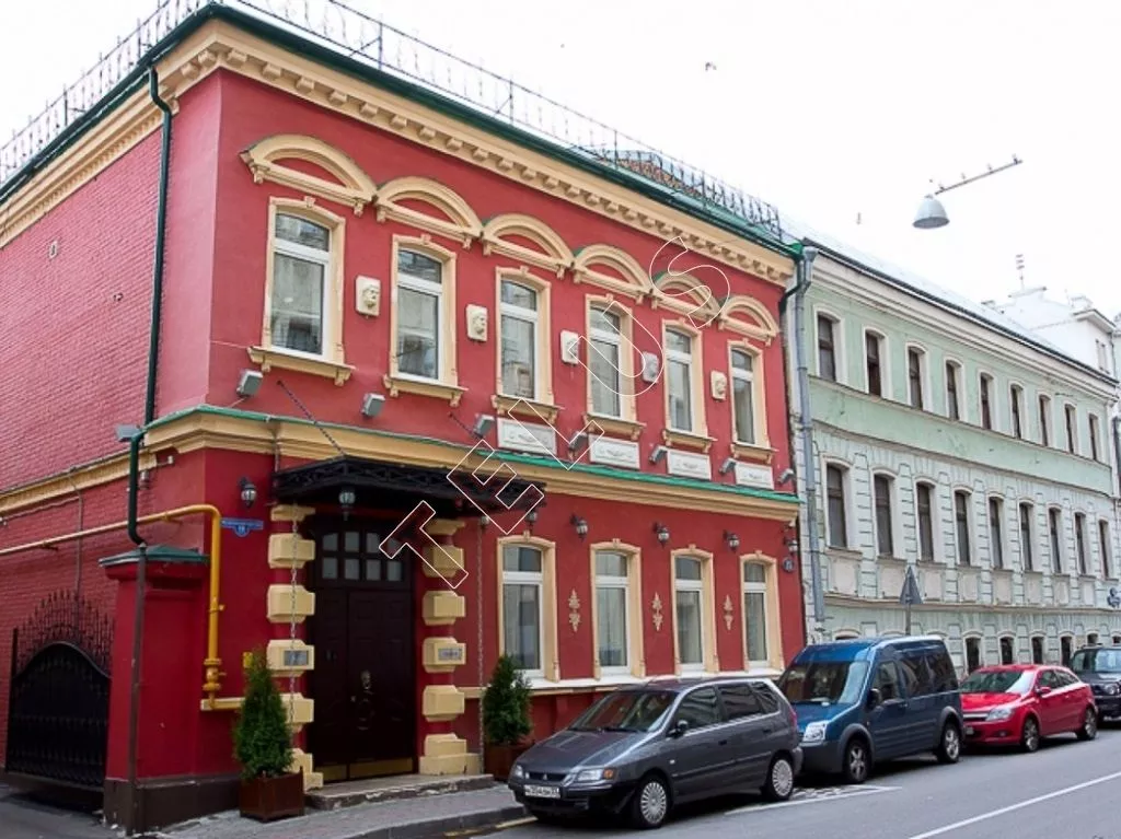 Продаётся двух этажный особняк с цоколем и мансардой, расположенный в одном из престижных мест Москвы. В 5 минутах ...