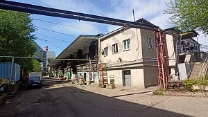 Обособленная часть здания - 2095 кв.м. Офисно складское, имеется пандус. недалеко от метро Киевская.  Перекрытия ж/...