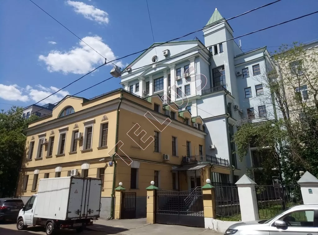 На продажу предлагается часть отдельно стоящего здания (три этажа) в Центральном Административном Округе, в шаговой доступности от метро Новокузн...