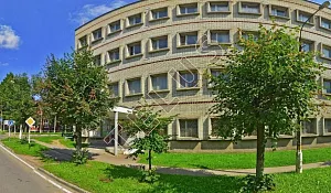 Отдельно стоящее 4-х этажное здание общей площадью 2990 м2, 1984 года постройки. Расположено в г. Звенигород, в окружени...