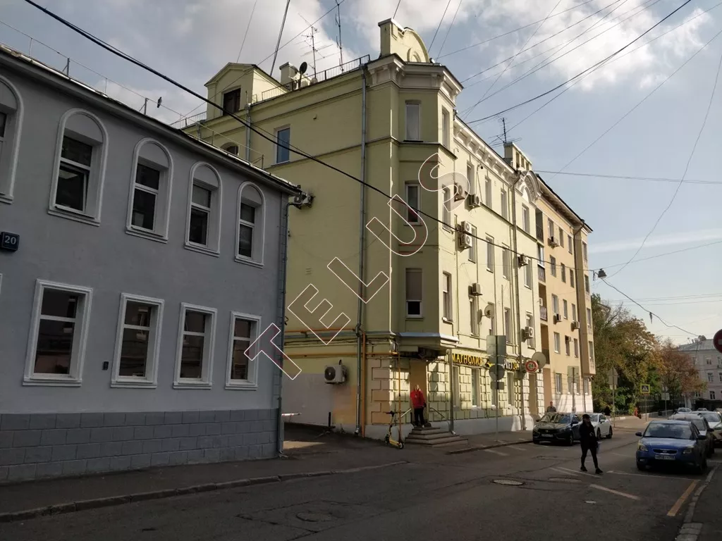 Пятикомнатная квартира общей площадью 134,7 м2 в историческом центре Москвы. Расположена на втором этаже четырехэтажного дома. На этаже две квартиры. ...