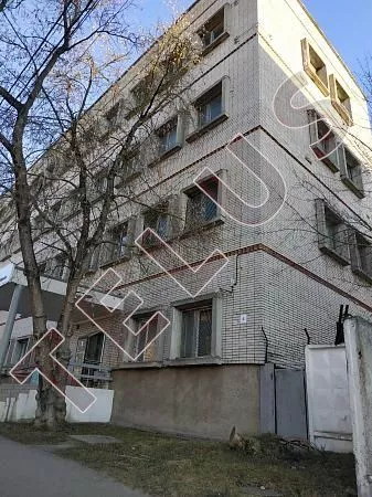 Отдельно стоящее 4-х этажное здание общей площадью 2990 м2, 1984 года постройки. Расположено в г. Звенигород, в окружени...